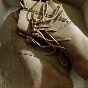 Im selling 3 pairs of women hot tomato very fashionable shoes all size 12.5